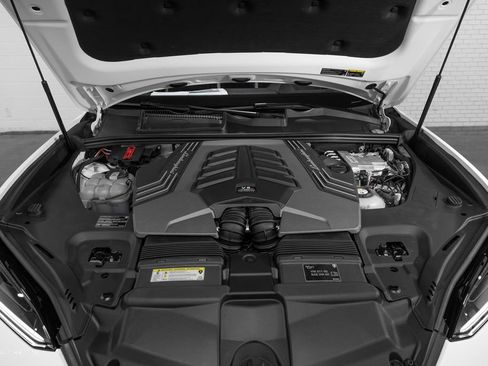 Used 2025 Lamborghini Urus SE image 4