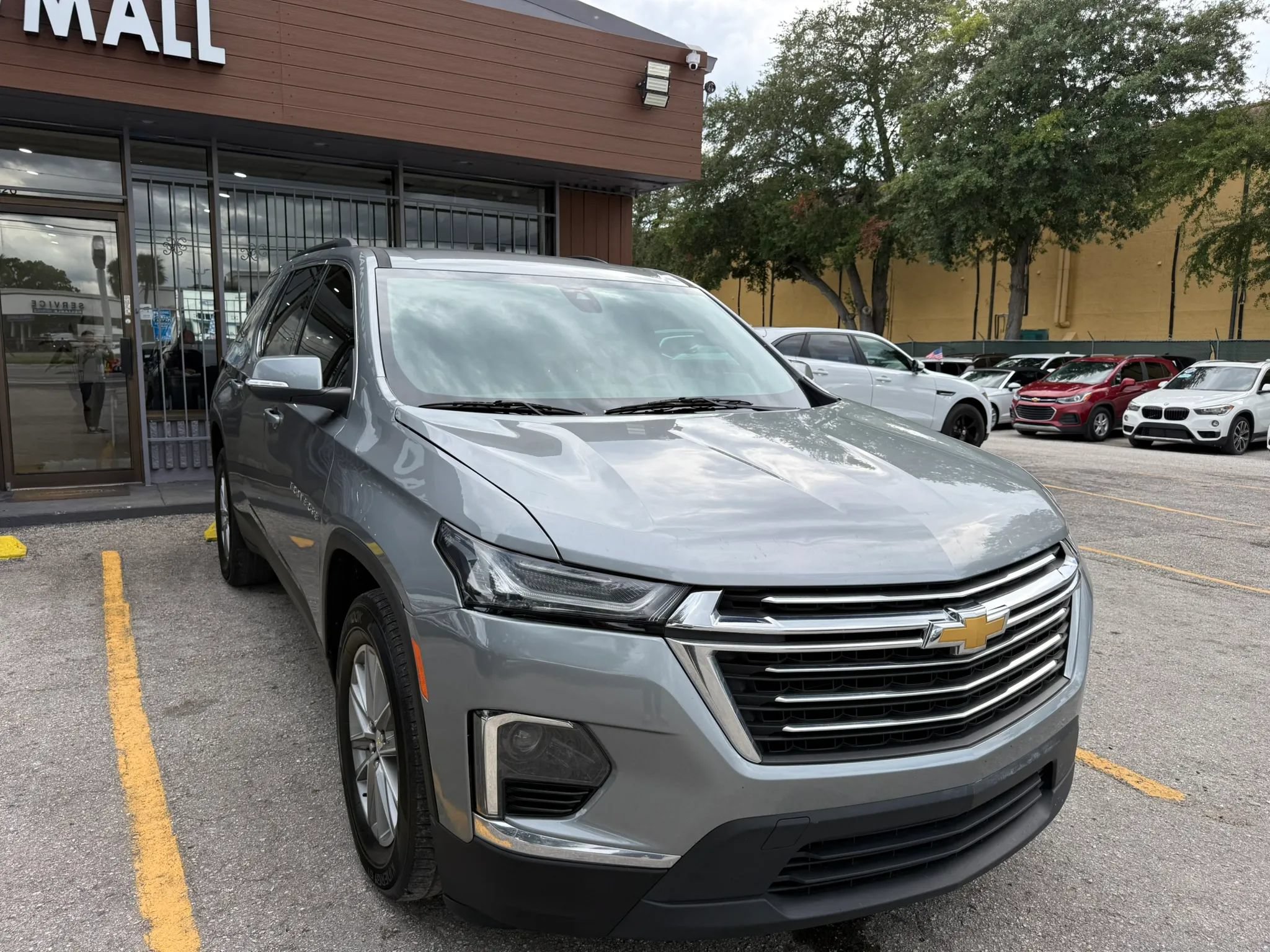 Used 2023 Chevrolet Traverse LT FWD image 3