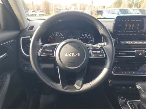 Certified 2022 Kia Seltos EX image 11