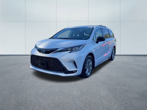 Used 2023 Toyota Sienna XSE image 2