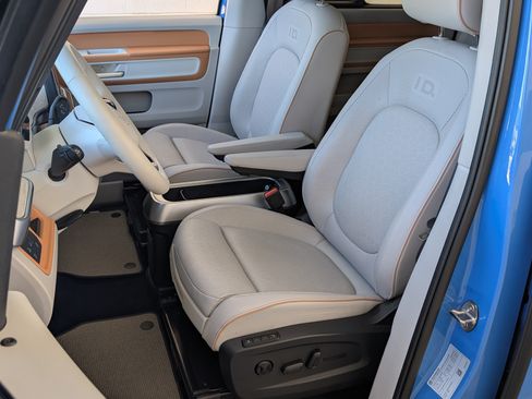 Used 2025 Volkswagen ID. Buzz 1st Edition RWD image 17