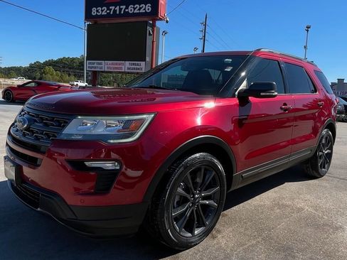 Used 2018 Ford Explorer XLT w/ Equipment Group 202A image 4
