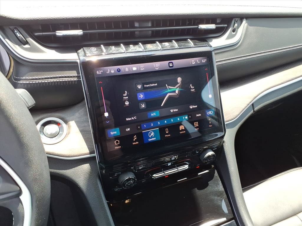 Used 2025 Jeep Grand Cherokee Limited AWD/4WD image 27