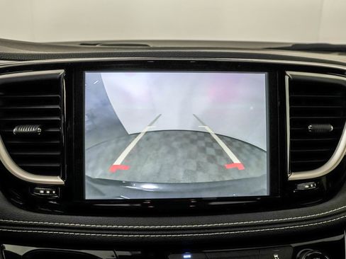 Used 2022 Chrysler Pacifica Touring-L w/ S Appearance Package image 7