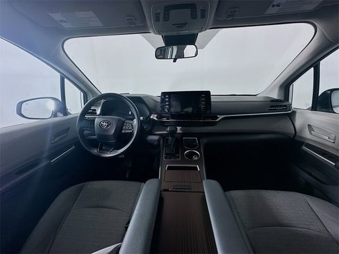 Used 2024 Toyota Sienna LE image 10