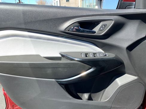 Used 2025 Chevrolet Trax LT w/ LT Convenience Package image 18