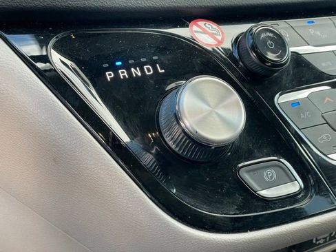 Used 2023 Chrysler Pacifica Touring-L image 24