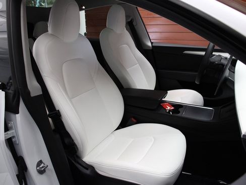 Used 2022 Tesla Model Y Long Range image 35