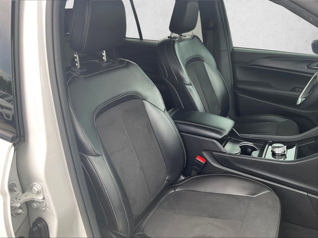 Used 2024 Jeep Grand Cherokee Altitude RWD image 9