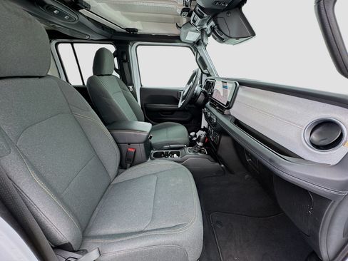 Used 2025 Jeep Wrangler Unlimited Sahara AWD/4WD image 20