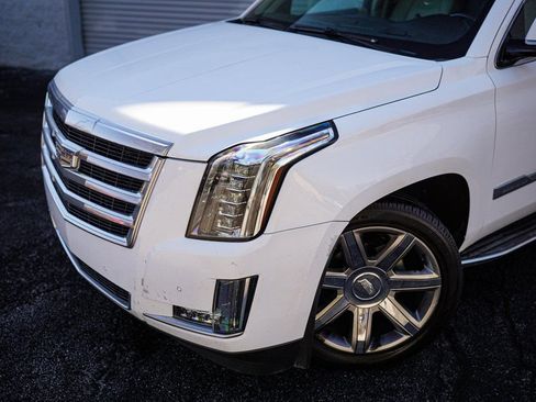 Used 2016 Cadillac Escalade Luxury image 2