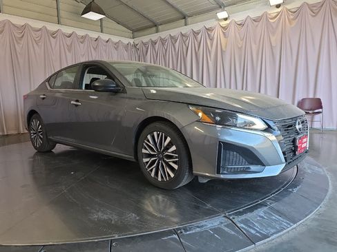 Used 2024 Nissan Altima 2.5 SV FWD image 10