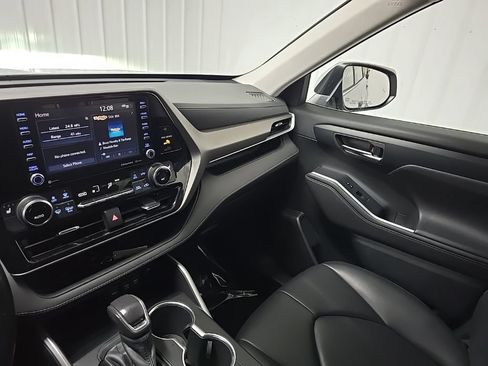 Used 2020 Toyota Highlander XLE AWD/4WD image 28