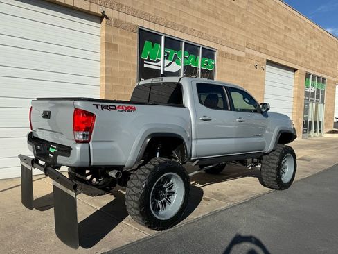 Used 2019 Toyota Tacoma TRD Sport image 6