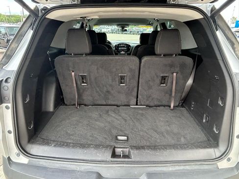 Used 2019 Chevrolet Traverse LT FWD image 17