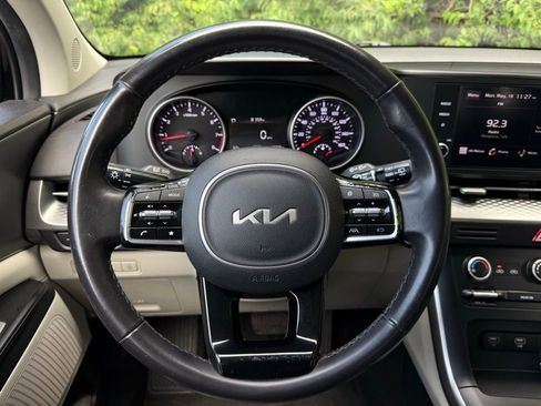 Used 2024 Kia Carnival LX FWD image 17