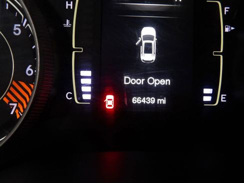 Used 2015 Jeep Cherokee Sport image 19