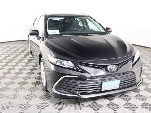 Used 2024 Toyota Camry LE image 3