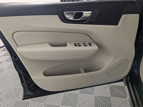 Used 2022 Volvo XC60 B5 Momentum image 10