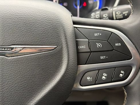 Used 2023 Chrysler Pacifica Touring-L FWD image 29