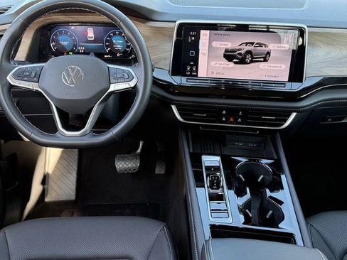 Used 2025 Volkswagen Atlas SE AWD/4WD image 9