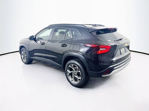 Used 2025 Chevrolet Trax LT w/ LT Convenience Package image 5