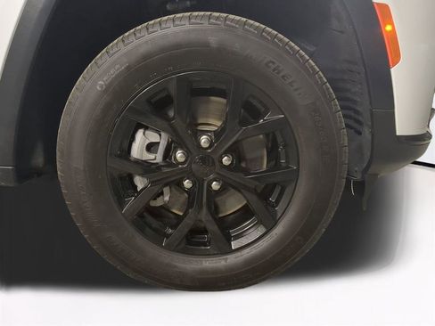 Used 2024 Jeep Grand Cherokee L Laredo image 11