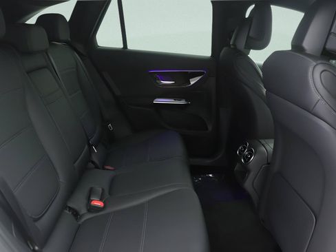 Used 2025 Mercedes-Benz GLC 300 4MATIC image 28