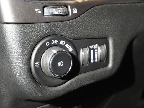 Used 2019 Jeep Cherokee Latitude Plus w/ Cold Weather Group AWD/4WD image 12