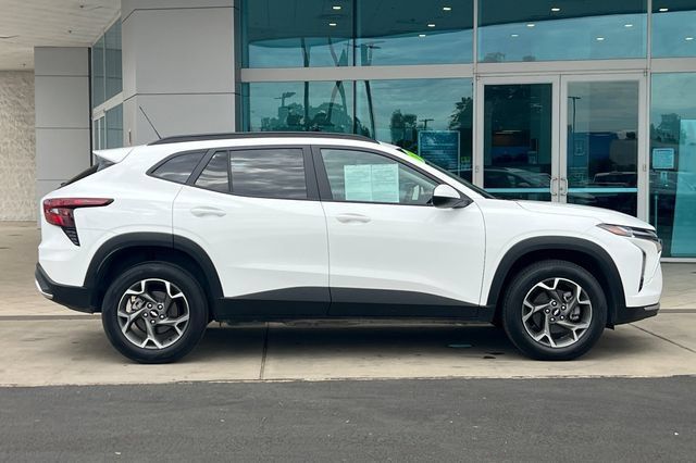 Used 2025 Chevrolet Trax LT FWD image 3