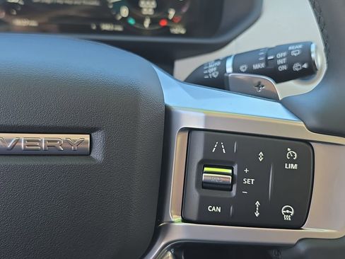 Used 2025 Land Rover Discovery S image 20
