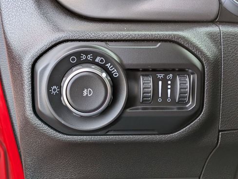 Used 2020 Jeep Wrangler Unlimited Sahara image 26