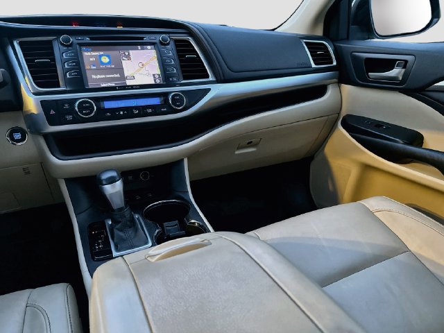 Used 2017 Toyota Highlander XLE AWD/4WD image 25