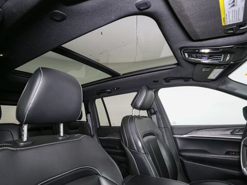Used 2025 Jeep Grand Cherokee Limited AWD/4WD image 19