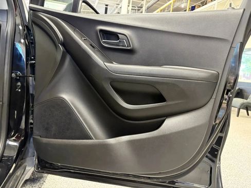 Used 2020 Chevrolet Trax LT w/ LT Convenience Package image 32
