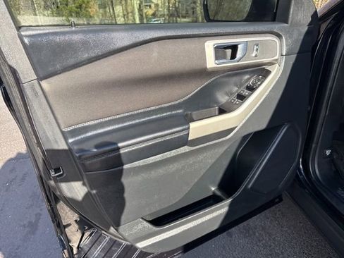 Used 2020 Ford Explorer XLT image 11