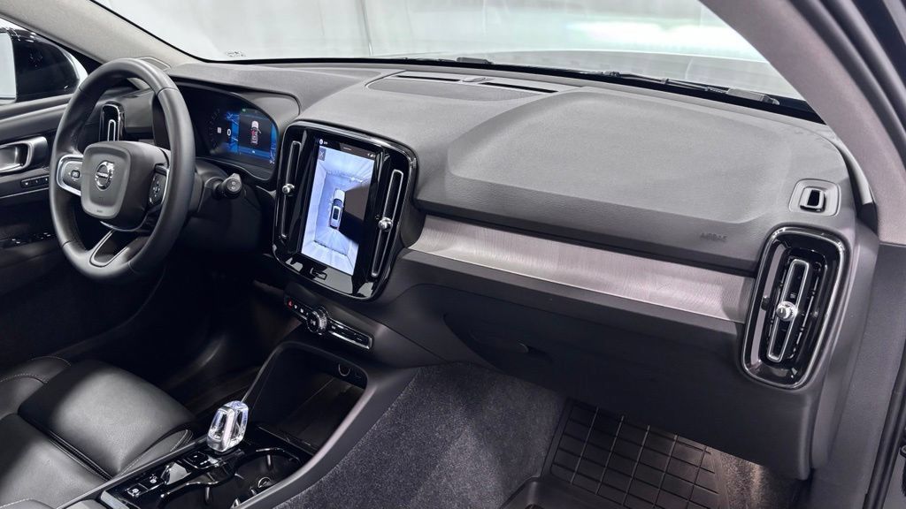 Certified 2026 Volvo XC40 B5 Plus AWD/4WD image 17