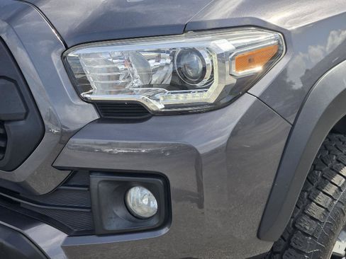 Used 2017 Toyota Tacoma TRD Off-Road w/ Premium & Technology Package AWD/4WD image 10