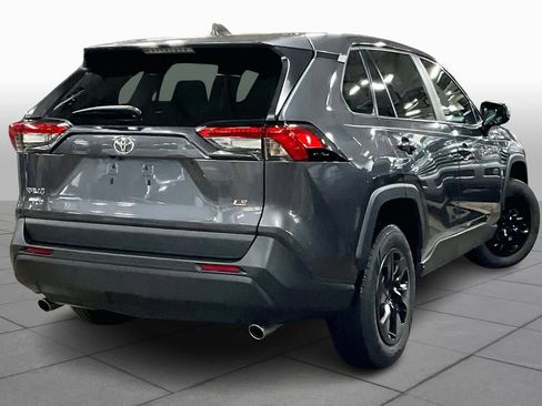 Used 2022 Toyota RAV4 LE image 12