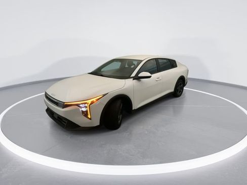 Used 2025 Kia K4 LXS image 2
