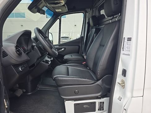 Used 2024 Mercedes-Benz Sprinter 2500 image 3