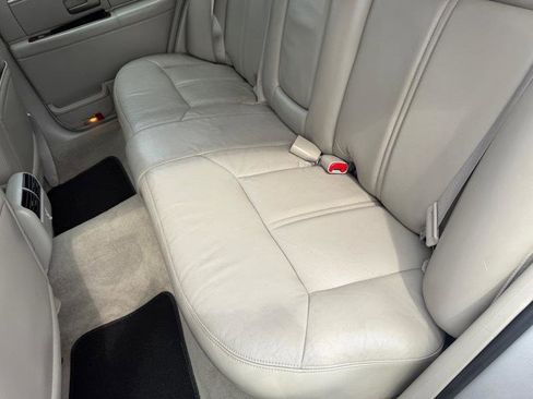 Used 2010 Lincoln Town Car Signature Limited image 18