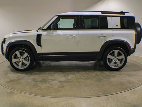 Used 2023 Land Rover Defender 110 SE AWD/4WD image 2