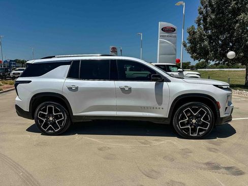 Used 2025 Chevrolet Traverse High Country FWD image 2