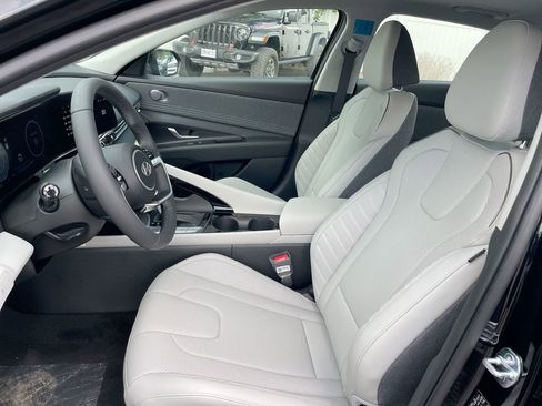 New 2025 Hyundai Elantra Limited image 36