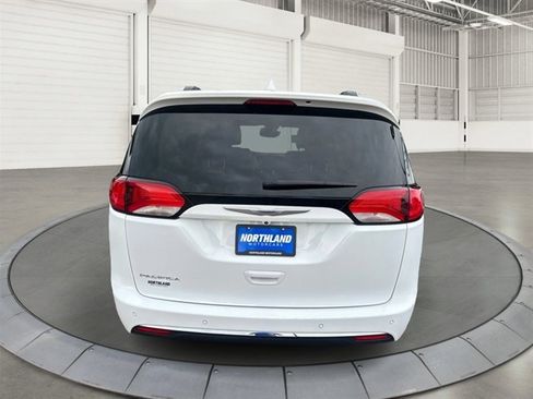 Used 2020 Chrysler Pacifica Touring-L FWD image 3