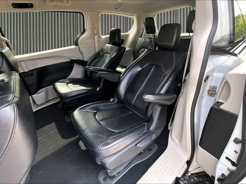Used 2023 Chrysler Pacifica Touring-L FWD image 26
