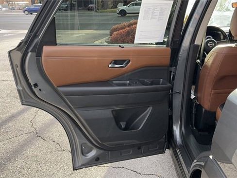 Used 2023 Nissan Pathfinder Platinum image 8