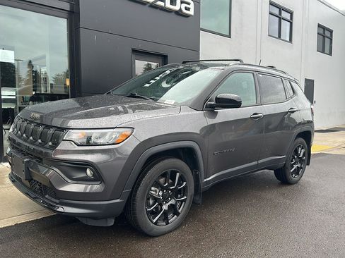Used 2022 Jeep Compass Latitude w/ Convenience Group AWD/4WD image 3