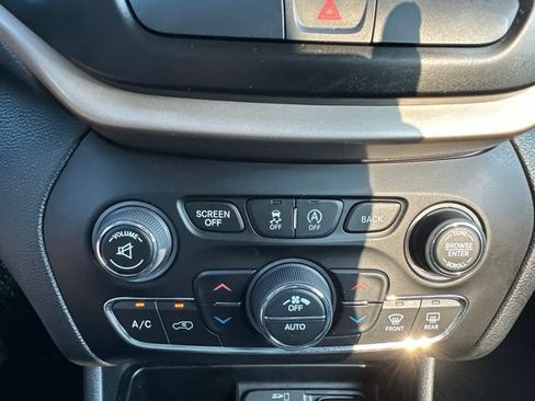 Used 2016 Jeep Cherokee Limited AWD/4WD image 36